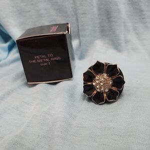 mark. Black and Gold Floral Ring